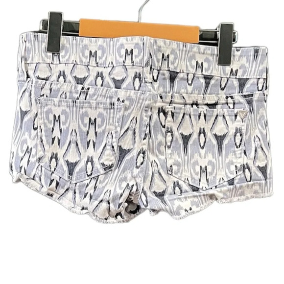 Guess Jean shorts abstract design. Size 26. Amazing condition - Picture 2 of 8